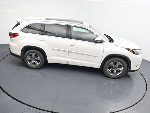 Used 2019 Toyota Highlander AWD V6 image 17
