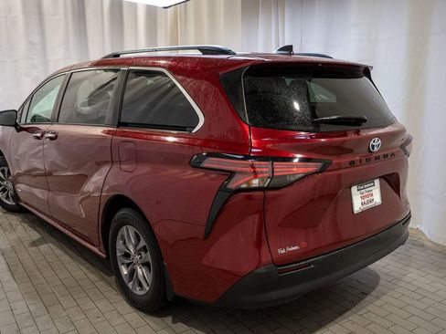 Used 2021 Toyota Sienna XLE image 4