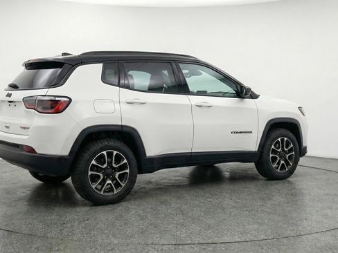 Used 2025 Jeep Compass Trailhawk AWD/4WD image 7