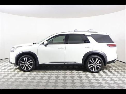 Used 2024 Nissan Pathfinder Platinum w/ Black Appearance Package AWD/4WD image 3