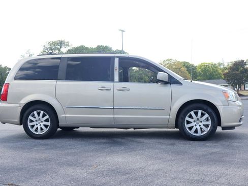 Used 2014 Chrysler Town & Country Touring FWD image 6