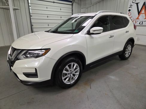 Used 2017 Nissan Rogue SV image 2