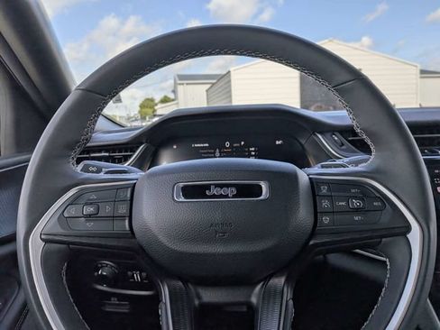Used 2025 Jeep Grand Cherokee Altitude AWD/4WD image 21