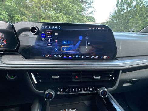 Used 2025 Chevrolet Suburban Premier RWD image 25