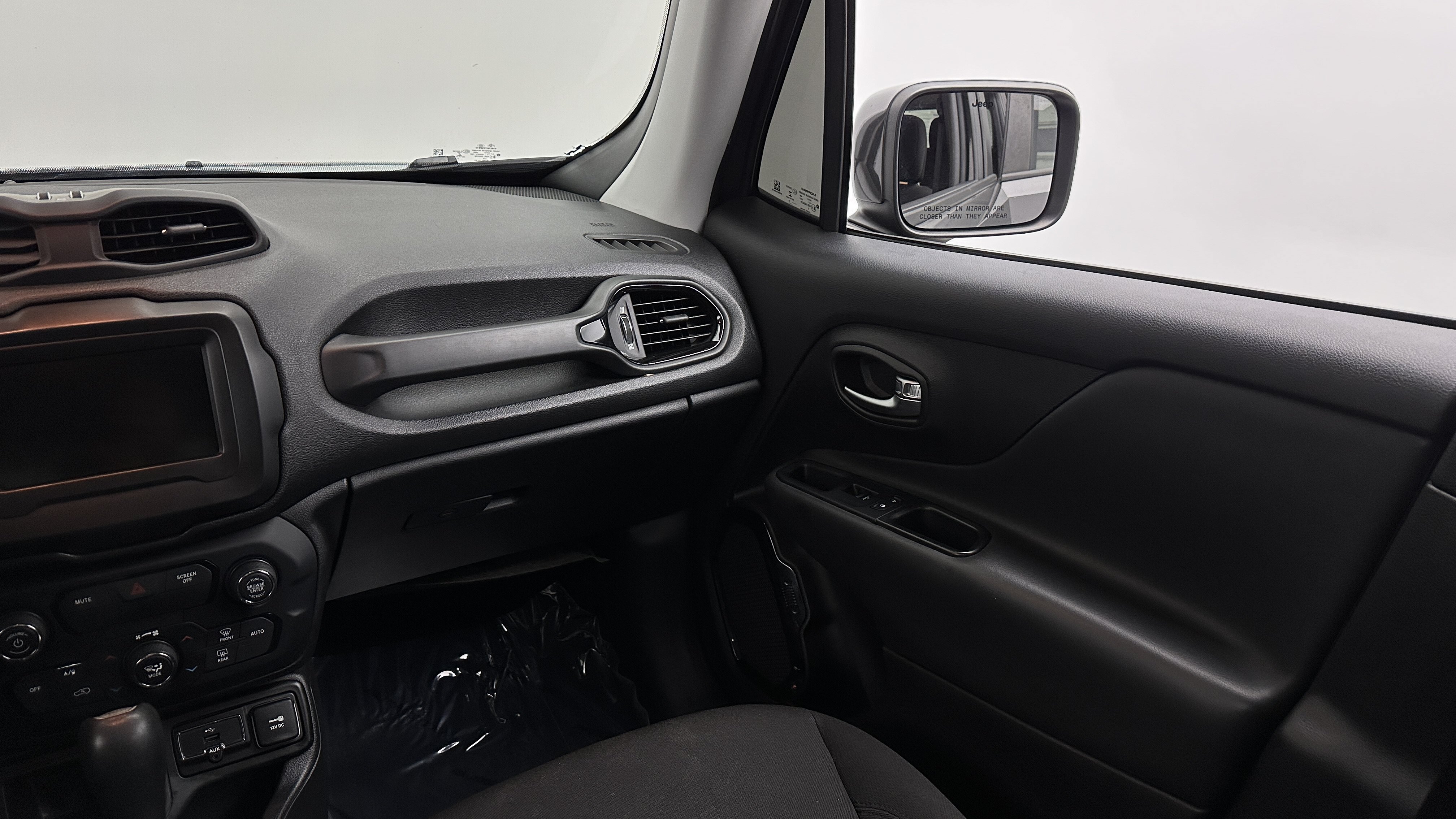 Used 2018 Jeep Renegade Altitude FWD image 35