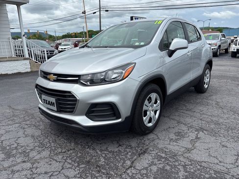 Used 2018 Chevrolet Trax LS FWD image 3