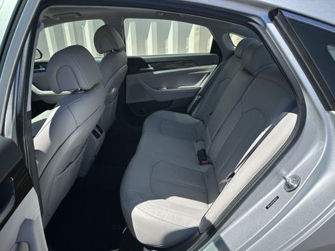 Used 2017 Hyundai Sonata Limited w/ Winter Weather Package FWD image 7