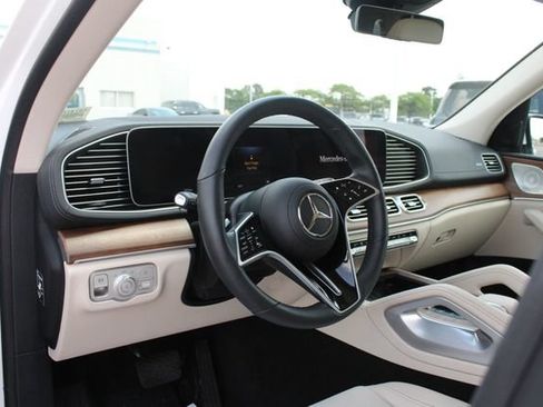 Used 2024 Mercedes-Benz GLS 450 4MATIC image 2