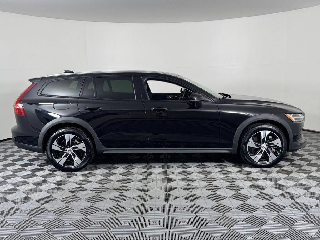 Certified 2025 Volvo V60 B5 Cross Country Plus AWD/4WD image 5