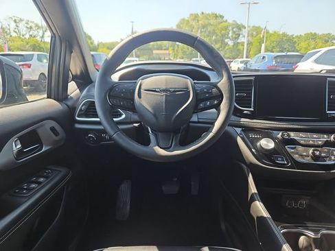 Used 2025 Chrysler Pacifica Limited FWD image 14