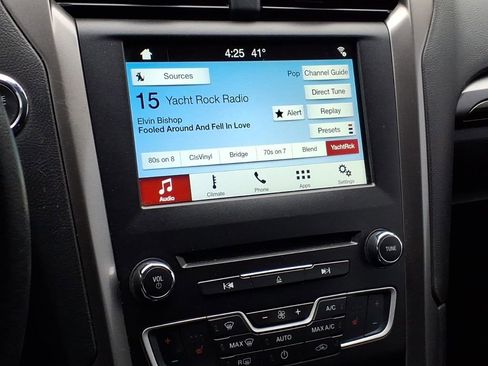 Used 2018 Ford Fusion SE w/ Fusion SE Technology Package image 17