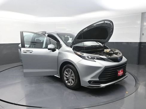 Used 2025 Toyota Sienna XLE FWD image 38