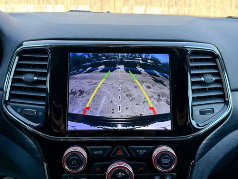 Used 2019 Jeep Grand Cherokee Laredo image 25