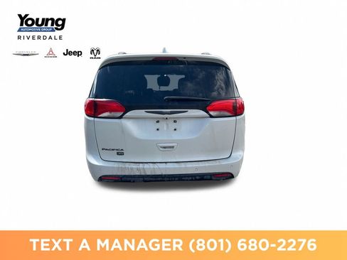 Used 2019 Chrysler Pacifica Touring-L FWD image 4