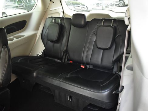 Used 2024 Chrysler Pacifica Touring-L FWD image 39