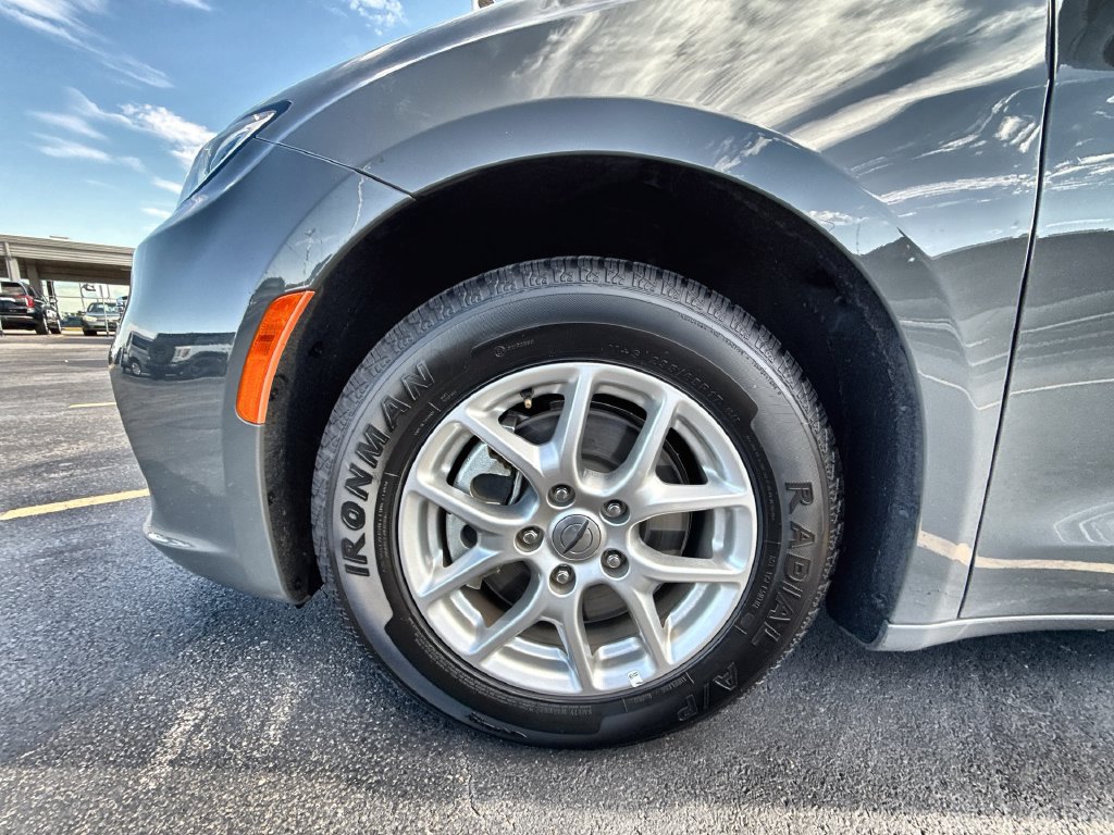 Used 2025 Chrysler Pacifica Select FWD image 13