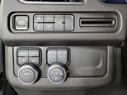 Used 2023 GMC Yukon SLT w/ SLT Luxury Package image 32