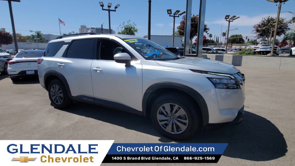 Used 2025 Nissan Pathfinder SV FWD image 2