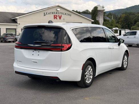 Used 2026 Chrysler Pacifica Select FWD image 5