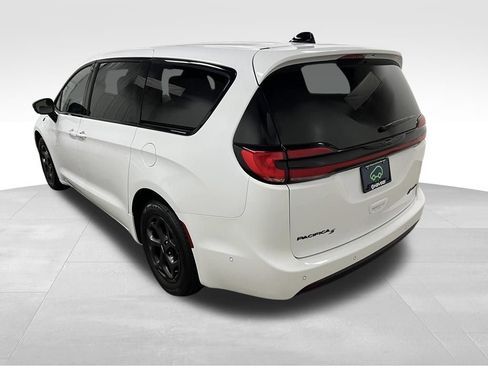 Used 2024 Chrysler Pacifica Limited FWD image 6