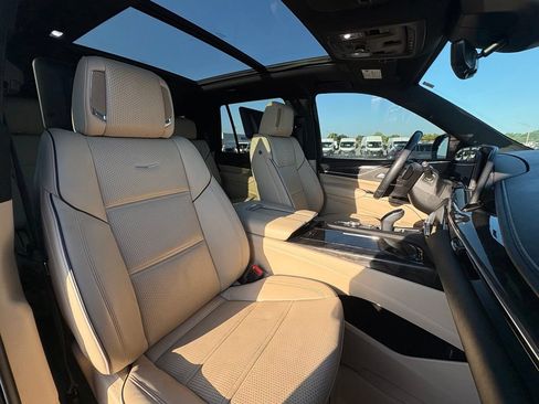 Used 2024 Cadillac Escalade Premium Luxury AWD/4WD image 32