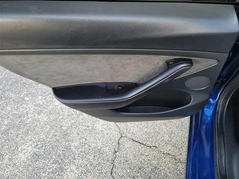 Used 2023 Tesla Model 3 Standard Range image 9