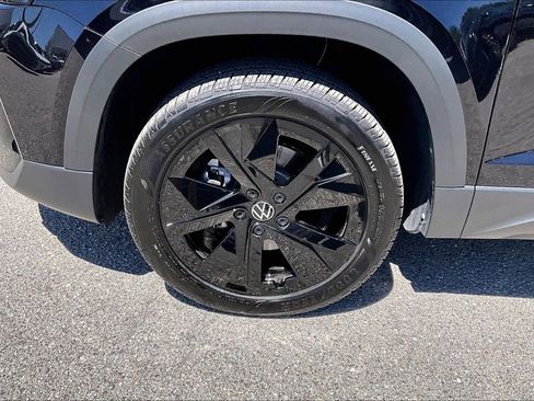 Certified 2025 Volkswagen Taos SE w/ Panoramic Sunroof Package image 13