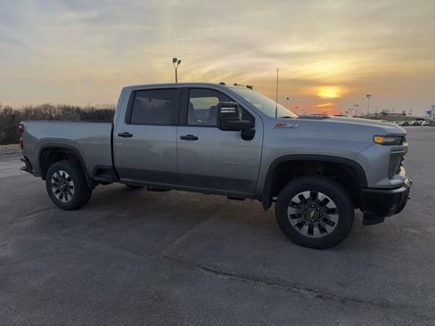 Used 2024 Chevrolet Silverado 2500 Custom w/ Custom Value Package image 8