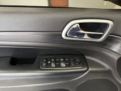 Used 2019 Jeep Grand Cherokee Altitude image 22