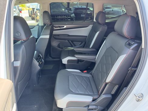 Used 2025 Volkswagen Atlas Peak Edition SE AWD/4WD image 35