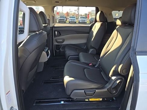 New 2026 Kia Carnival EX image 21