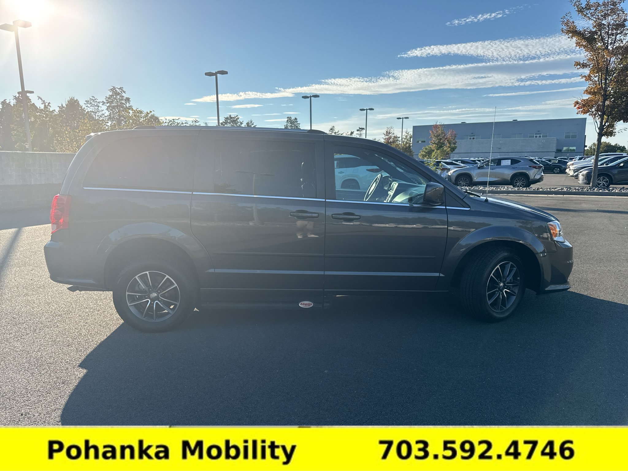 Used 2017 Dodge Grand Caravan SXT FWD image 3