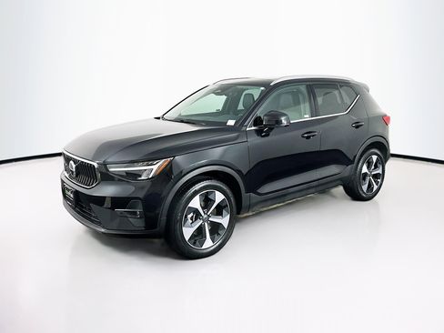 Used 2025 Volvo XC40 B5 Plus image 3