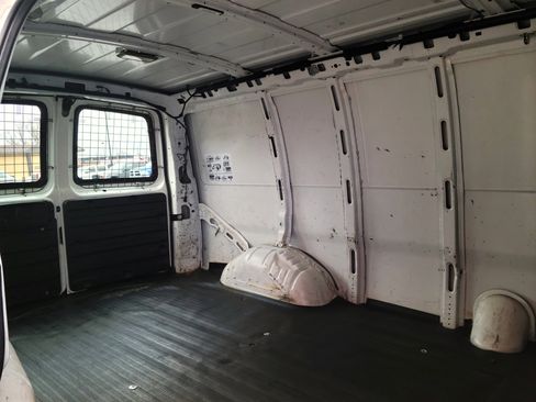 Used 2011 Chevrolet Express 2500 image 16