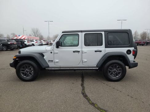 Used 2024 Jeep Wrangler Sport image 11