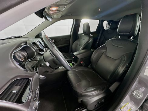 Used 2019 Jeep Cherokee Limited FWD image 13
