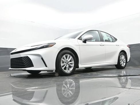 Used 2025 Toyota Camry LE w/ Convenience Package FWD image 28