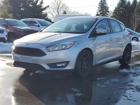 Used 2016 Ford Focus SE w/ Equipment Group 201A image 2