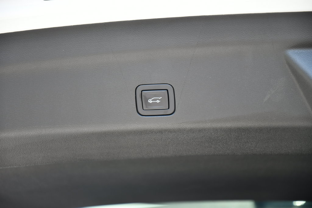 Used 2024 GMC Yukon AT4 w/ AT4 Premium Package AWD/4WD image 46