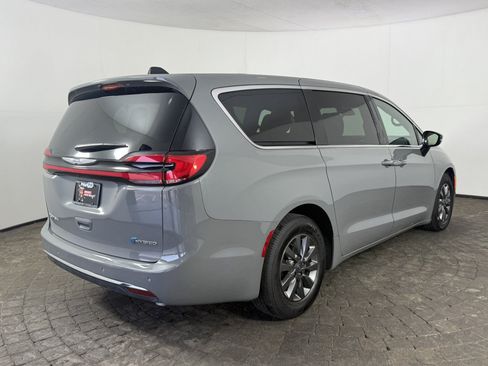 Used 2025 Chrysler Pacifica Select FWD image 9