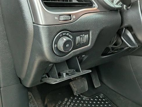 Used 2019 Jeep Cherokee Latitude Plus w/ Cold Weather Group AWD/4WD image 14