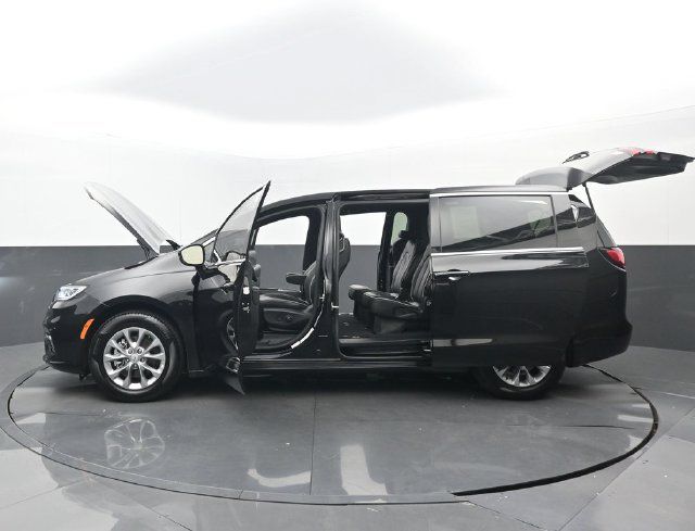 Used 2026 Chrysler Pacifica Limited FWD image 33