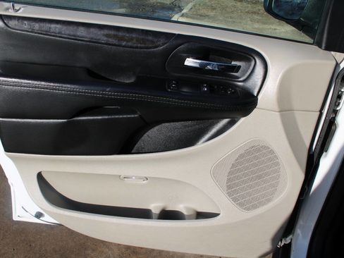 Used 2015 RAM C/V Tradesman image 9