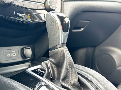 Used 2020 Nissan Rogue SV image 15