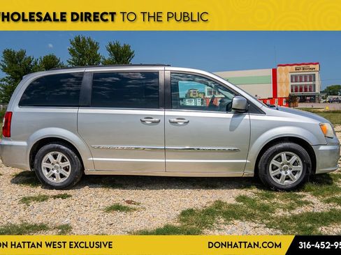 Used 2012 Chrysler Town & Country Touring w/ Entertainment Group #1 FWD image 24