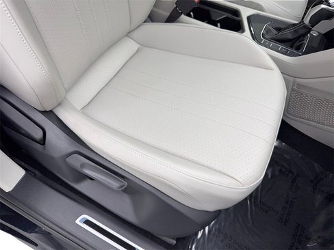 Used 2024 Volkswagen Tiguan SE R-Line image 49