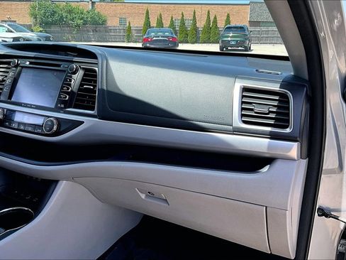 Used 2017 Toyota Highlander XLE AWD/4WD image 27