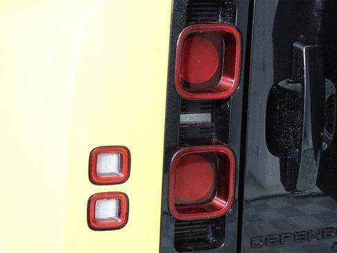 Used 2022 Land Rover Defender 110 X-Dynamic SE image 18