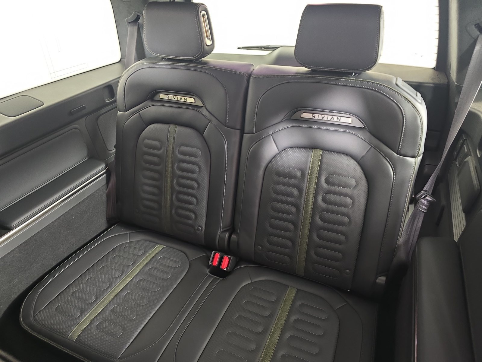 Used 2024 Rivian R1S Adventure Dual AWD/4WD image 22