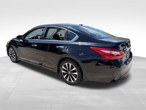 Used 2017 Nissan Altima 2.5 SV w/ Convenience Package FWD image 5